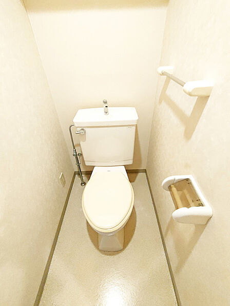 お手洗いこそシンプルな清潔感が重要、白いクロスに白いお手洗いを配置しました。 