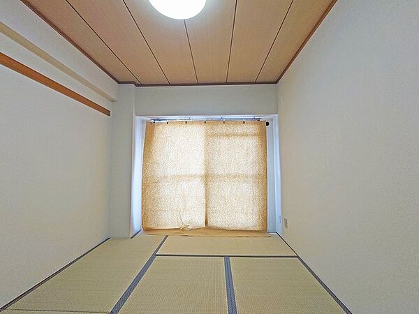たっぷりの陽光に包まれる明るい住まい。