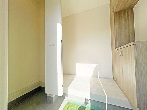 靴がしっかり収まるから、散らかりがちな玄関もスッキリ。 土間収納付き!