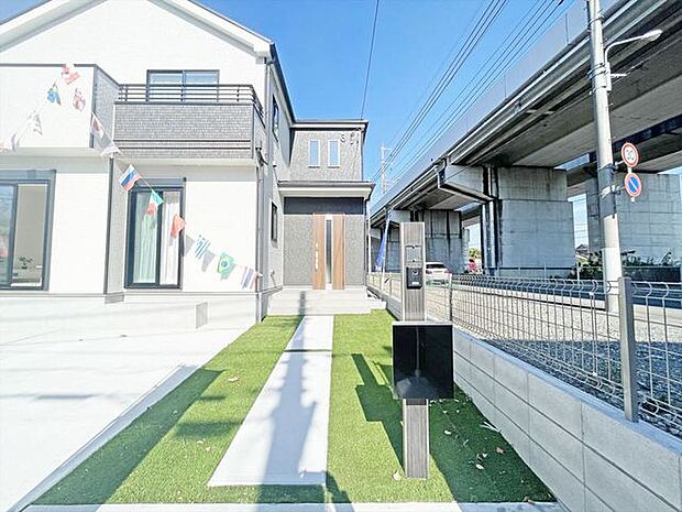 アプローチからの玄関がおしゃれな住宅。出発も帰宅も楽しみになるかも。