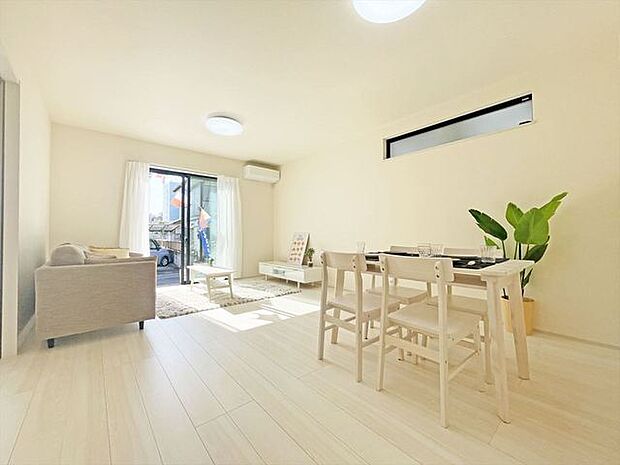 ご家族みんながゆったりくつろげる広々リビング。 