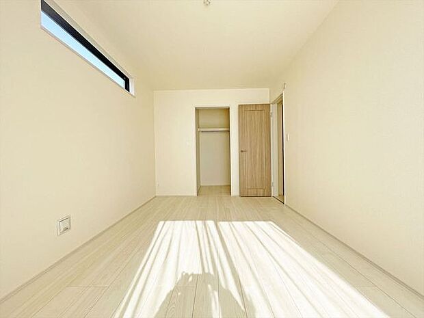 新築の木の匂いのする室内。写真では伝わらないので、ぜひ現地でお確かめください。