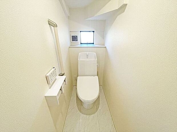 お掃除らくらく。便座脇の操作盤をなくした、リモコンタイプのお手洗い。