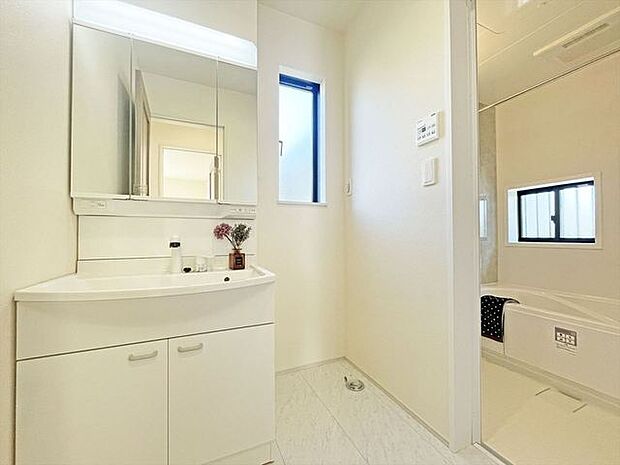 たっぷりの収納を設けたシャワー付洗面台で快適な暮らし。