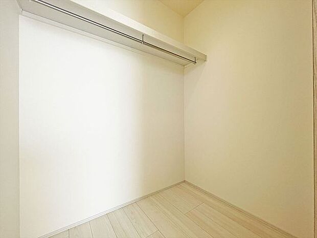 収納力と使い勝手がうれしいウォークインクローゼットがあります 