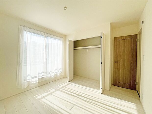 今や標準、全居室収納スペース付きの物件です。