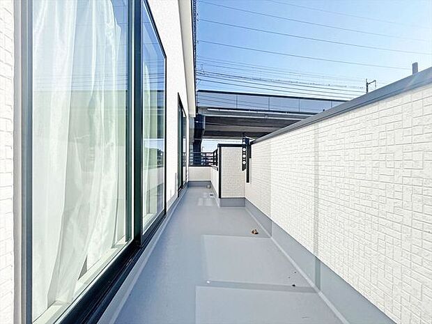 南向きバルコニーでお洗濯ものはいつもカラッと乾きます。