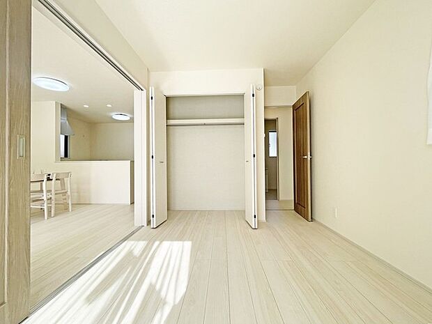 たっぷりの陽光と、心地よい風が舞い込みます。