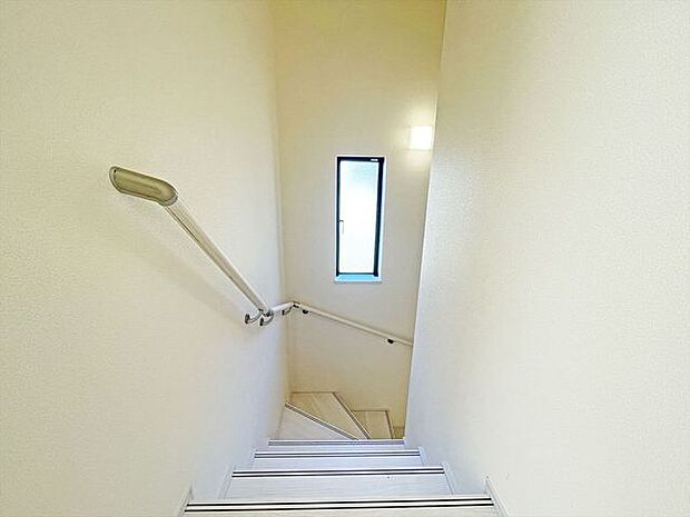 階段には手すりがついています