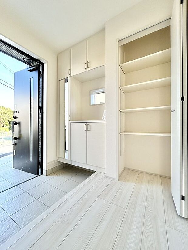 靴がしっかり収まるから、散らかりがちな玄関もスッキリ。 