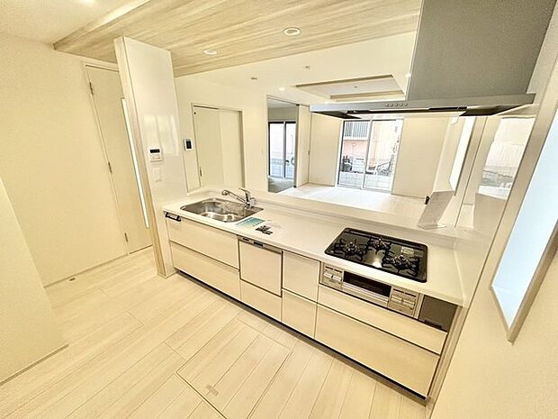 料理をしながらでも、ご家族との会話を楽しめる対面キッチン。 