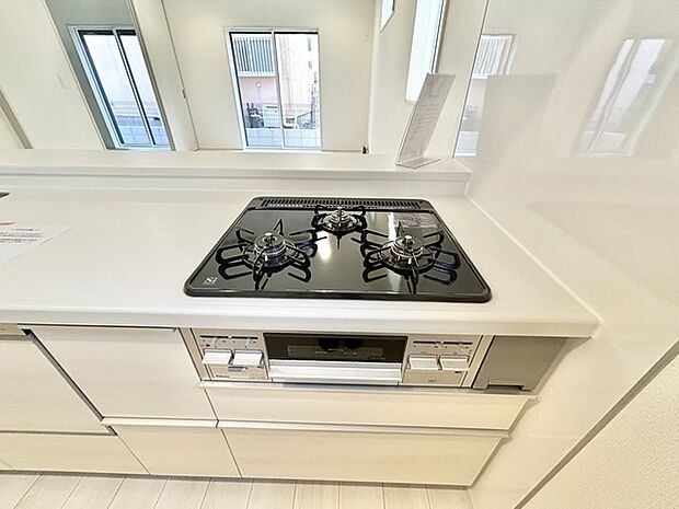 お掃除のしやすいフラットタイプの3口コンロです。