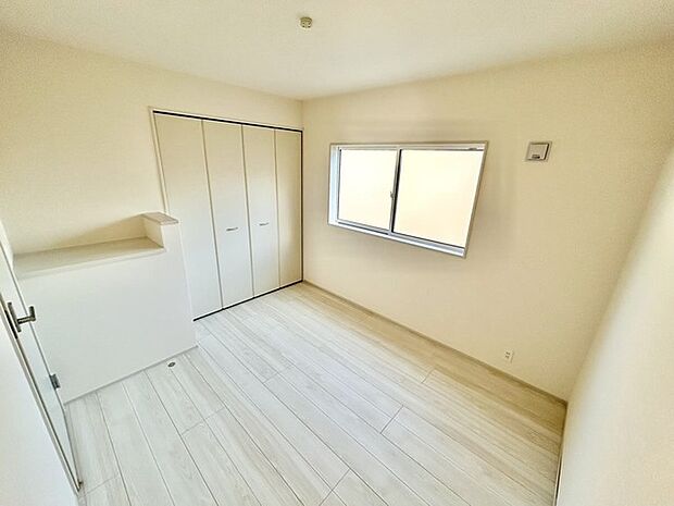 新築の木の匂いのする室内。写真では伝わらないので、ぜひ現地でお確かめください。 