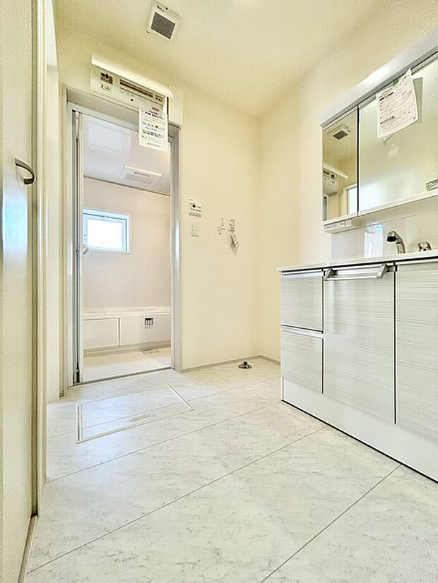 洗面室にはうれしいリネン収納があります。 