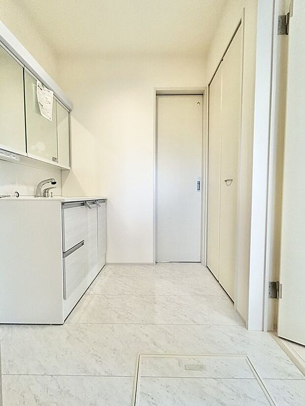 洗面室にはうれしいリネン収納があります。 