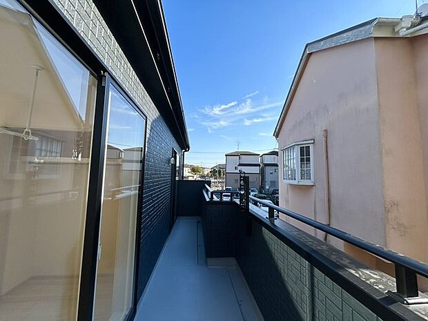 車通りの少ない閑静な住宅地、のびのびした子育てに適します。 