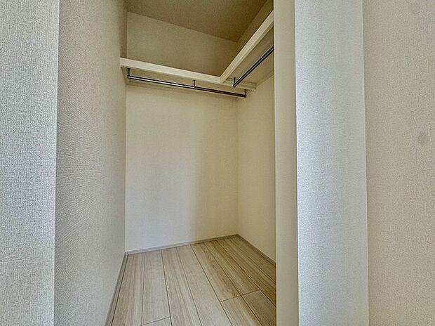 収納力と使い勝手がうれしいウォークインクローゼットがあります