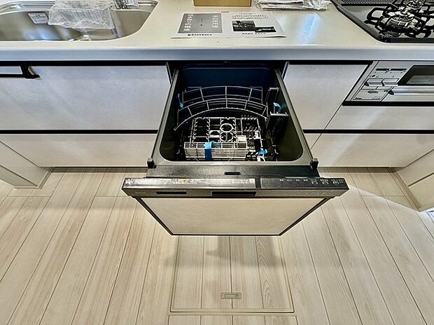 省エネ ・ 衛生的な食器洗乾燥機付。