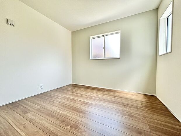 南向きの大きな窓から、たっぷりの陽射しが射し込みますね。