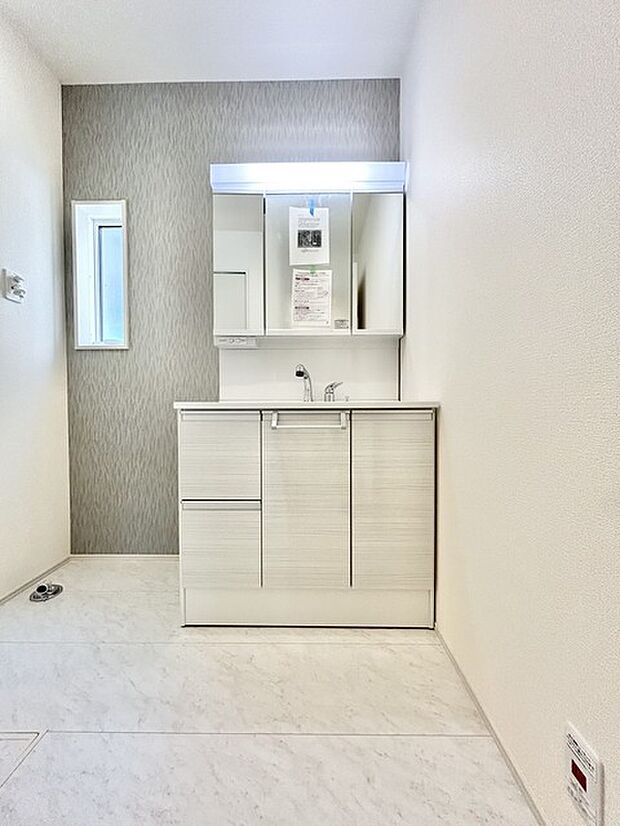 お出かけ前の身だしなみに一歩差がつく三面鏡。