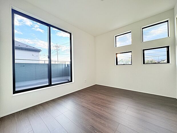 新築の木の匂いのする室内。写真では伝わらないので、ぜひ現地でお確かめください。