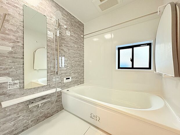 広々1坪タイプのゆったり浴室ユニット。防カビ・抗菌素材なのもうれしい。 