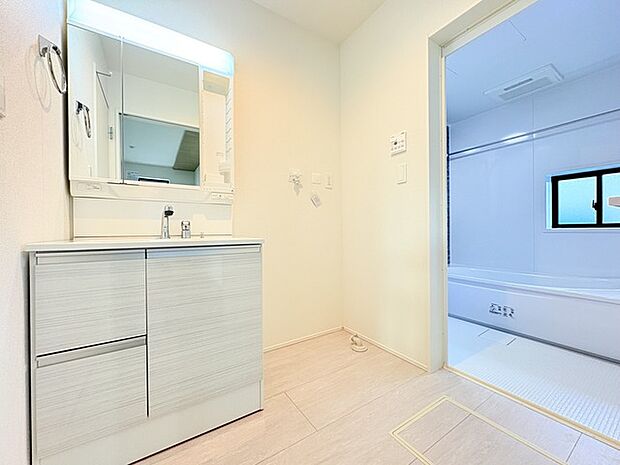 お出かけ前の身だしなみに一歩差がつく三面鏡。