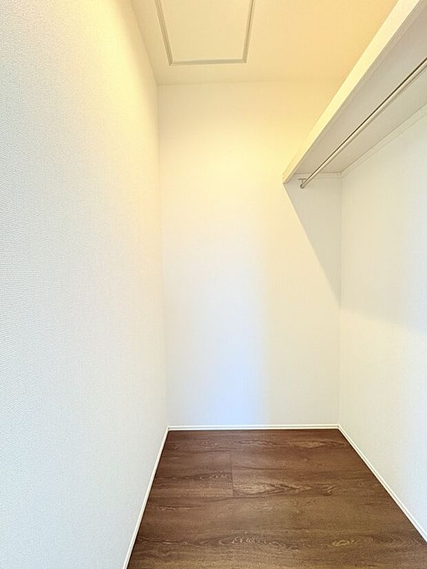 お絵かき、工作、自由研究。お子様の思い出もたっぷり収められる大型収納。