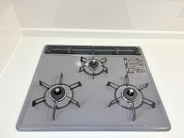 お掃除のしやすいフラットタイプの3口コンロです