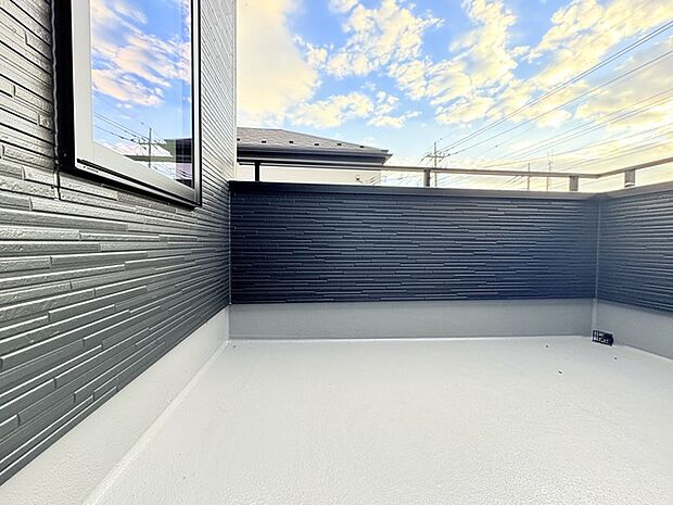 らくらくお洗濯を助ける広いバルコニー。 