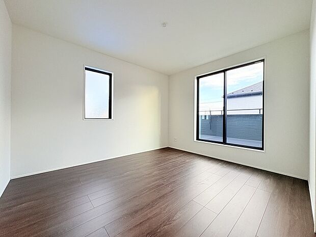 大きな窓から明るい日差しが差し込みます  