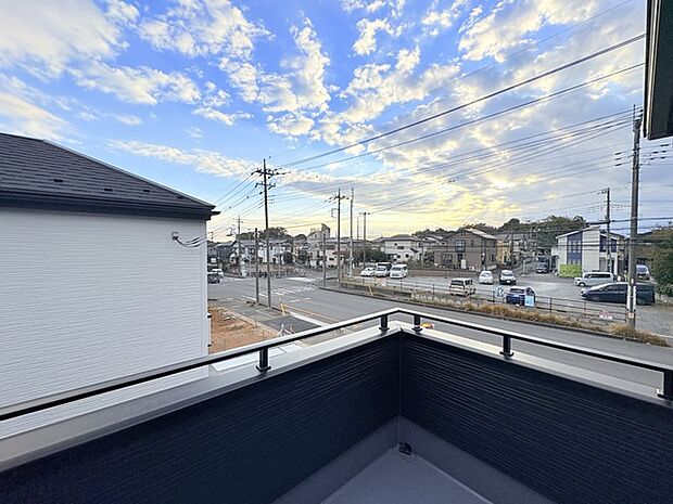 前面の住まいとの距離感があるから、圧迫感を感じません。 