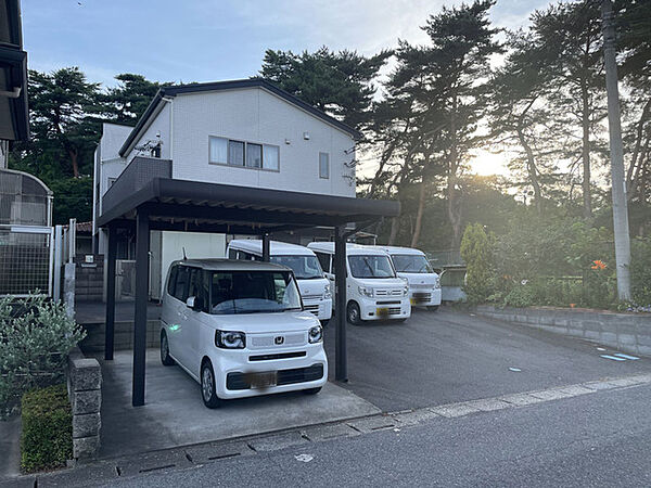 駐車場兼お庭部分に、駐車5台も加納です。