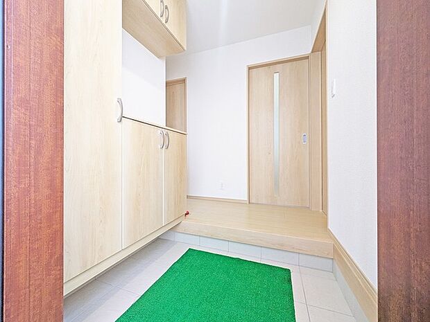 玄関を開けたらシューズボックス、使いやすい配置です。