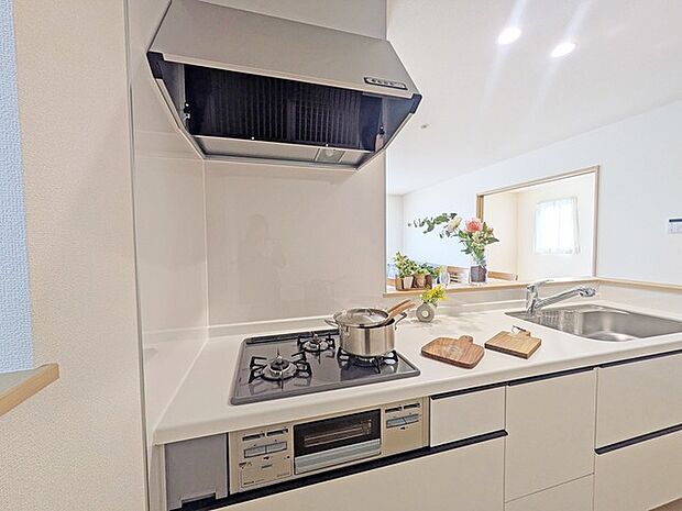 3口のガスコンロで、お料理はよりスピーディーに。 お手入れのしやすいフラットタイプのレンジフードです