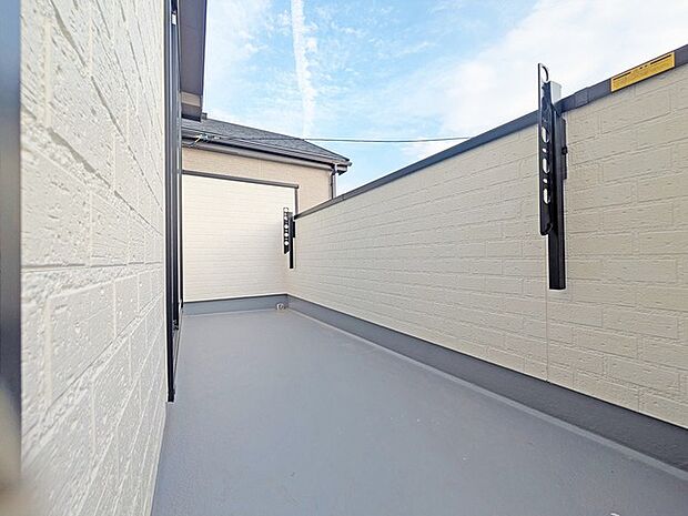 らくらくお洗濯を助ける広いバルコニー。