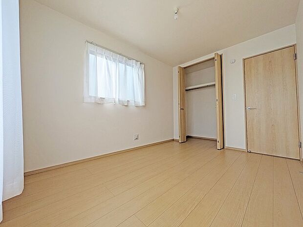 今からここを誰のお部屋にしようか、そんな洋室。大きさは6帖です。