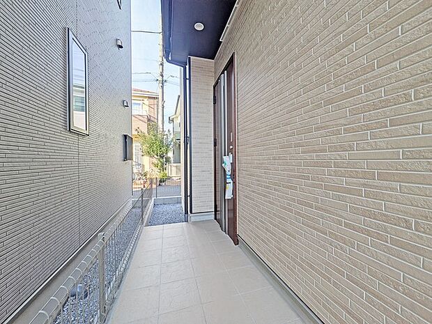 ポーチのついた新築分譲物件。玄関の印象はいかがでしょうか?入口からご覧ください。