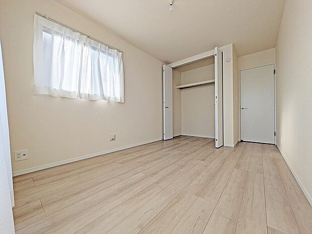 今からここを誰のお部屋にしようか、そんな洋室。大きさは6.5帖です。