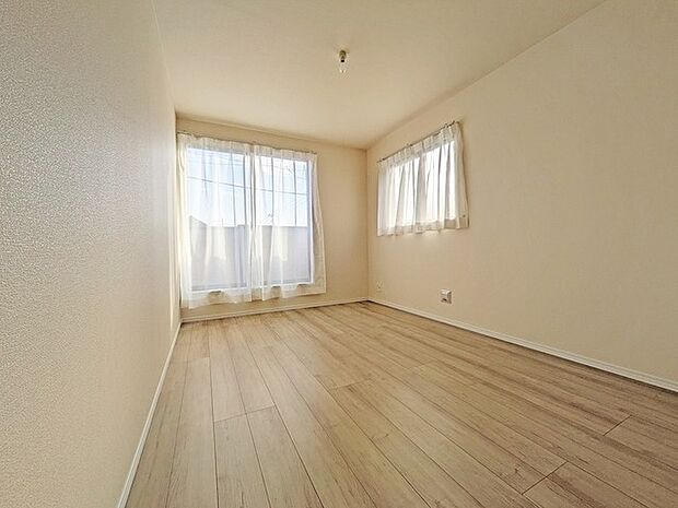 大事な日当たりは、大きな窓から。誰のお部屋にしましょう。