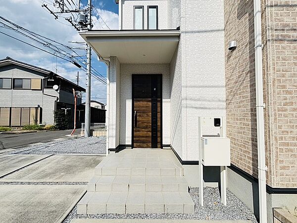ポーチのついた物件。玄関の印象はいかがでしょうか？入口からご覧ください。