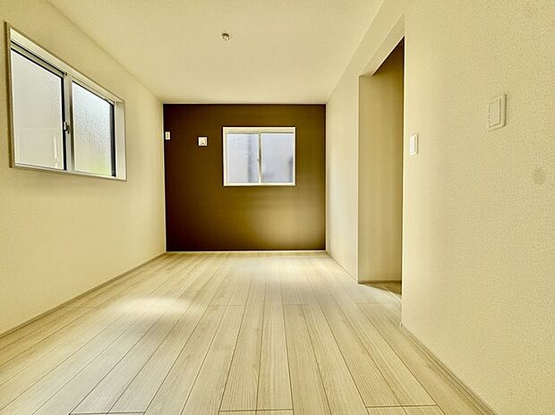 大きな窓から明るい日差しが差し込みます