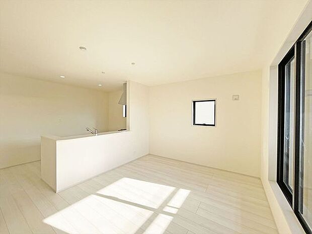 解放感あふれる2階リビングは、自然に光と風に恵まれます。