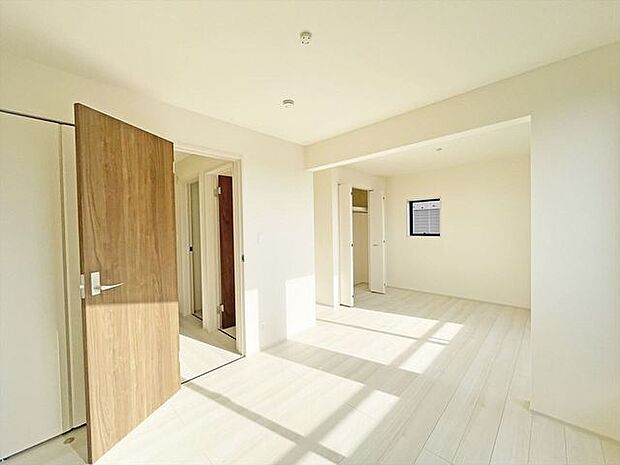 将来的には間仕切りして2部屋に変更可能な洋間。成長に合わせた間取り変更が可能なタイプ。
