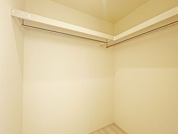 収納力と使い勝手がうれしいウォークインクローゼットがあります