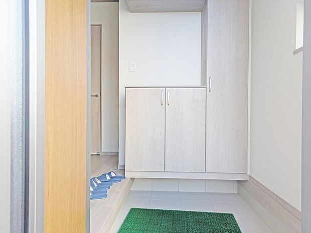 玄関を開けたらシューズボックス、使いやすい配置です。