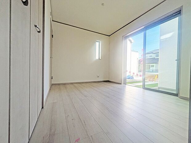 大きな窓から明るい日差しが差し込みます