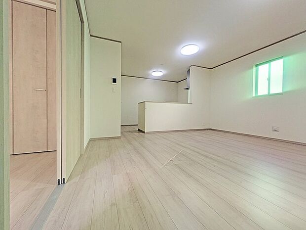 洋室とリビングが続き間に。