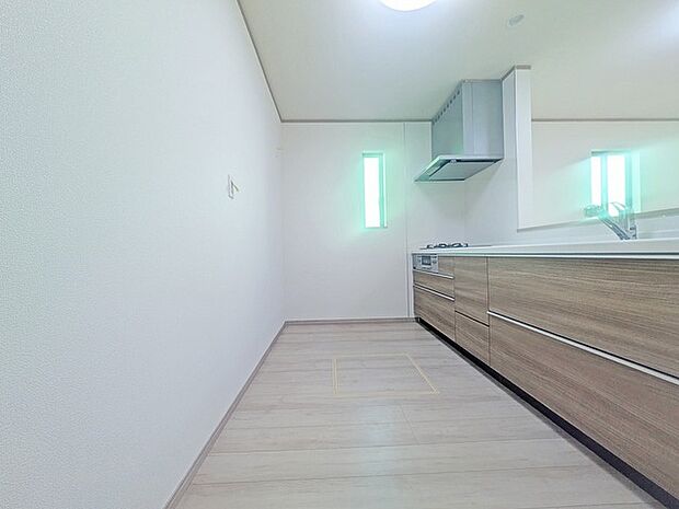 キッチン後ろのスペースも充分な広さです。