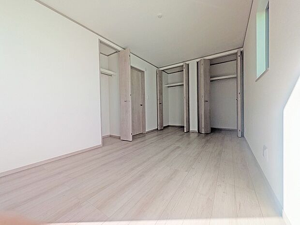 たっぷりの収納スペースで快適に暮らせそう。